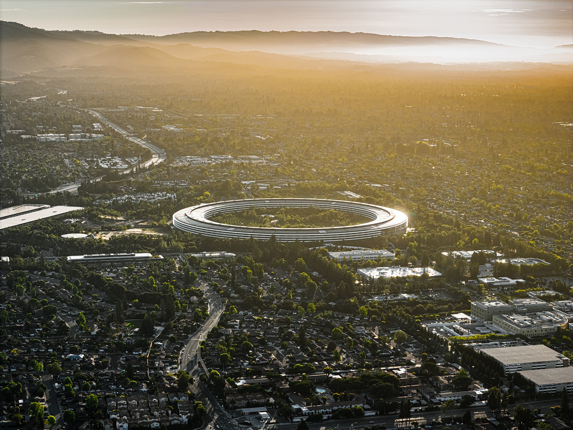 Apple Park 航拍，2024 年 6 月